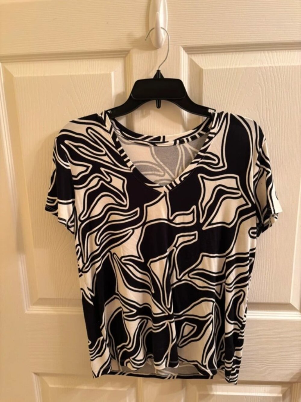 Short sleeve black and white top
